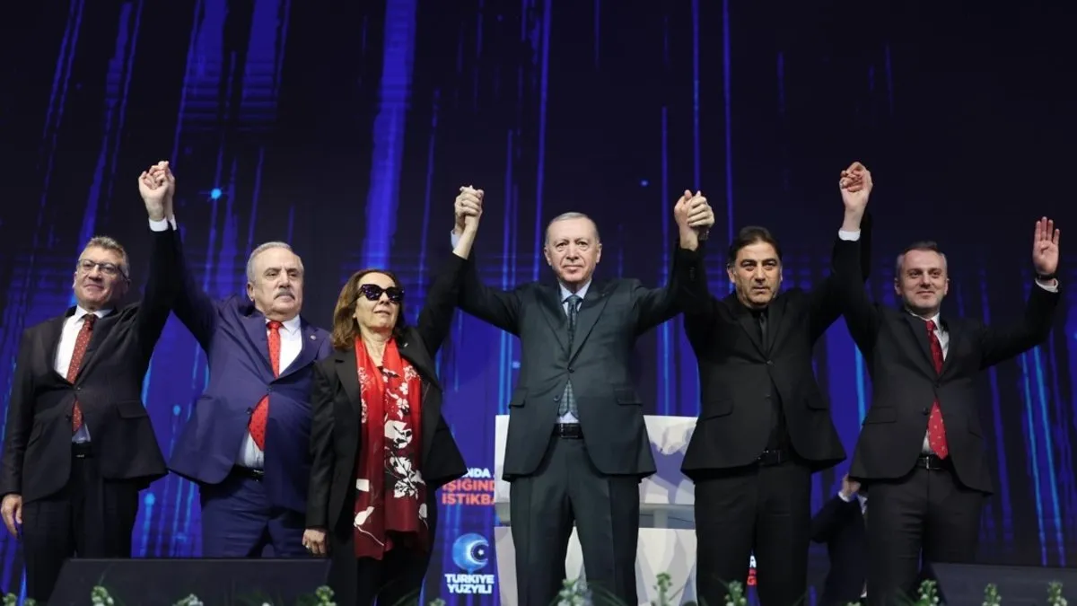 Rozetlerini Başkan Recep Tayyip Erdoğan taktı: İşte AK Parti’ye katılan 3 isim!